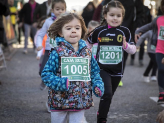 Más de 800 corredores participaron este domingo en la VI San Silvestre de Artica para ayudar a la niña Nerea.
