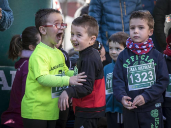 Más de 800 corredores participaron este domingo en la VI San Silvestre de Artica para ayudar a la niña Nerea.
