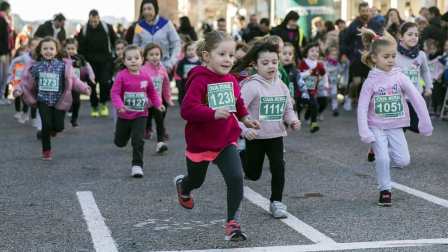 Más de 800 corredores participaron este domingo en la VI San Silvestre de Artica para ayudar a la niña Nerea.
