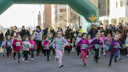 Más de 800 corredores participaron este domingo en la VI San Silvestre de Artica para ayudar a la niña Nerea.