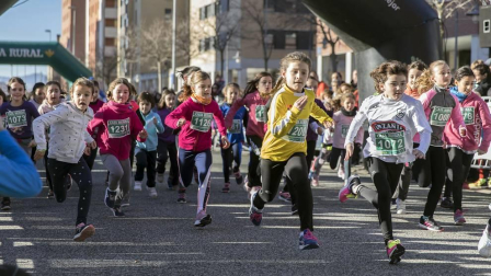 Más de 800 corredores participaron este domingo en la VI San Silvestre de Artica para ayudar a la niña Nerea.