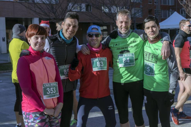 Más de 800 corredores participaron este domingo en la VI San Silvestre de Artica para ayudar a la niña Nerea.