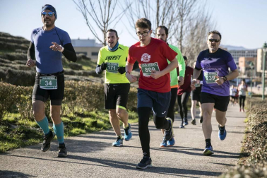Más de 800 corredores participaron este domingo en la VI San Silvestre de Artica para ayudar a la niña Nerea.