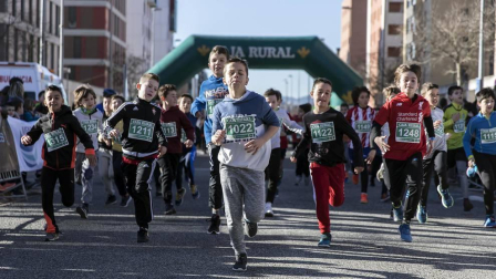 Más de 800 corredores participaron este domingo en la VI San Silvestre de Artica para ayudar a la niña Nerea.