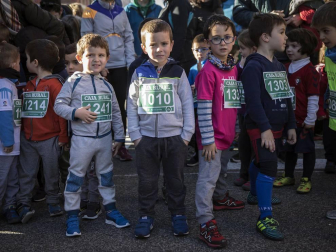 Más de 800 corredores participaron este domingo en la VI San Silvestre de Artica para ayudar a la niña Nerea.