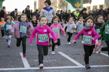 Más de 800 corredores participaron este domingo en la VI San Silvestre de Artica para ayudar a la niña Nerea.