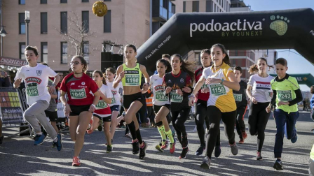 Más de 800 corredores participaron este domingo en la VI San Silvestre de Artica para ayudar a la niña Nerea.