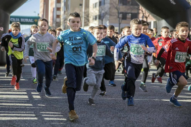 Más de 800 corredores participaron este domingo en la VI San Silvestre de Artica para ayudar a la niña Nerea.