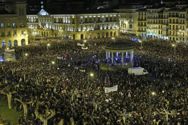 El año que se despedirá este domingo ha arrojado una imagen que predomina sobre las demás: la de la calle, como el Paseo Sarasate de Pamplona en la fotografía de abajo, tomada por una ciudadanía llena de enojo a raíz de la sentencia judicial del caso de 'la manada'. En la indignación, el grito de las mujeres tronó.