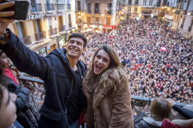 El año que se despedirá este domingo ha arrojado una imagen que predomina sobre las demás: la de la calle, como el Paseo Sarasate de Pamplona en la fotografía de abajo, tomada por una ciudadanía llena de enojo a raíz de la sentencia judicial del caso de 'la manada'. En la indignación, el grito de las mujeres tronó.