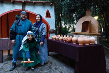 El parque municipal del Castillo de Cortes acogió este domingo una nueva edición del Belén Viviente, después de que el año pasado se tuviera que cancelar por falta de voluntarios para el montaje.