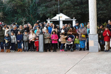 El parque municipal del Castillo de Cortes acogió este domingo una nueva edición del Belén Viviente, después de que el año pasado se tuviera que cancelar por falta de voluntarios para el montaje.