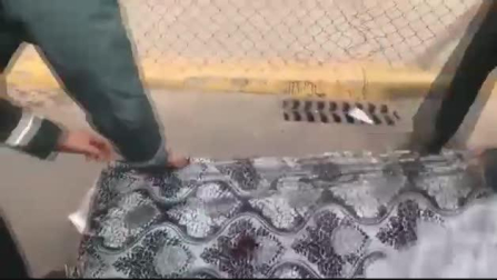 Descubren a dos migrantes escondidos dentro de dos colchones en Melilla