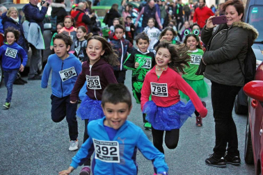 Fotos de los divertidos disfraces de la San Silvestre de Burlada.