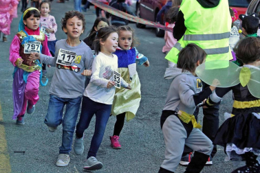 Fotos de los divertidos disfraces de la San Silvestre de Burlada.