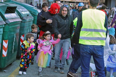 Fotos de los divertidos disfraces de la San Silvestre de Burlada.
