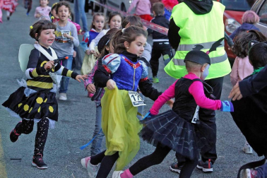 Fotos de los divertidos disfraces de la San Silvestre de Burlada.