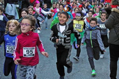 Fotos de los divertidos disfraces de la San Silvestre de Burlada.