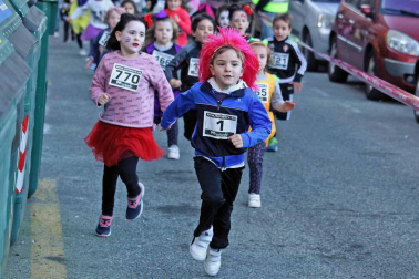 Fotos de los divertidos disfraces de la San Silvestre de Burlada.