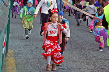 Fotos de los divertidos disfraces de la San Silvestre de Burlada.