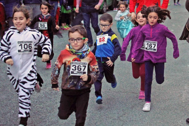 Fotos de los divertidos disfraces de la San Silvestre de Burlada.