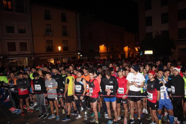 La capital ribera despidió el año haciendo deporte en la tradicional carrera San Silvestre.