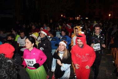 La capital ribera despidió el año haciendo deporte en la tradicional carrera San Silvestre.