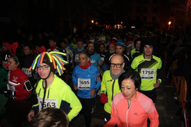 La capital ribera despidió el año haciendo deporte en la tradicional carrera San Silvestre.