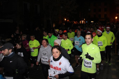 La capital ribera despidió el año haciendo deporte en la tradicional carrera San Silvestre.