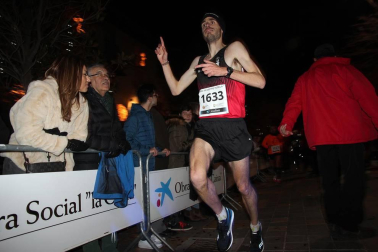 La capital ribera despidió el año haciendo deporte en la tradicional carrera San Silvestre.
