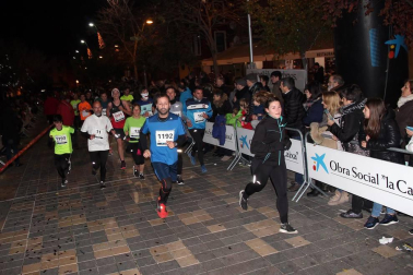 La capital ribera despidió el año haciendo deporte en la tradicional carrera San Silvestre.