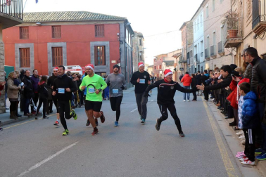 Varias localidades de la Ribera como Cortes, Buñuel, Fustiñana, Cascante o Arguedas despidieron el año corriendo una San Silvestre