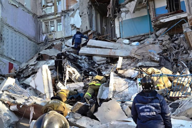 Al menos siete personas han muerto y otras 37 permanecen desaparecidas tras el derrumbe parcial de un bloque de viviendas en la localidad rusa de Magnitogorsk, en la zona de los Urales