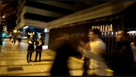 Momento de la agresión en el exterior de la discoteca Canalla de Pamplona.