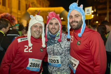 Cerca de 5.000 corredores se animaron a participar la tarde noche del 31 de diciembre en la tradicional carrera de San Silvestre que organiza, desde hace 36 años, el club Beste Iruña por las calles del centro de Pamplona. Ropa deportiva y disfraces se dieron la mano para despedir 2018 de la mejor manera posible.