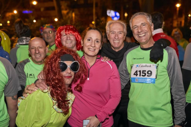 Cerca de 5.000 corredores se animaron a participar la tarde noche del 31 de diciembre en la tradicional carrera de San Silvestre que organiza, desde hace 36 años, el club Beste Iruña por las calles del centro de Pamplona. Ropa deportiva y disfraces se dieron la mano para despedir 2018 de la mejor manera posible.