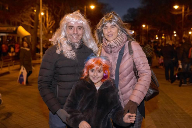 Cerca de 5.000 corredores se animaron a participar la tarde noche del 31 de diciembre en la tradicional carrera de San Silvestre que organiza, desde hace 36 años, el club Beste Iruña por las calles del centro de Pamplona. Ropa deportiva y disfraces se dieron la mano para despedir 2018 de la mejor manera posible.