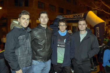 Cerca de 5.000 corredores se animaron a participar la tarde noche del 31 de diciembre en la tradicional carrera de San Silvestre que organiza, desde hace 36 años, el club Beste Iruña por las calles del centro de Pamplona. Ropa deportiva y disfraces se dieron la mano para despedir 2018 de la mejor manera posible.
