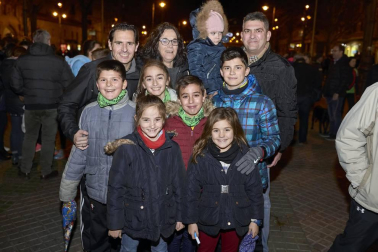 Cerca de 5.000 corredores se animaron a participar la tarde noche del 31 de diciembre en la tradicional carrera de San Silvestre que organiza, desde hace 36 años, el club Beste Iruña por las calles del centro de Pamplona. Ropa deportiva y disfraces se dieron la mano para despedir 2018 de la mejor manera posible.