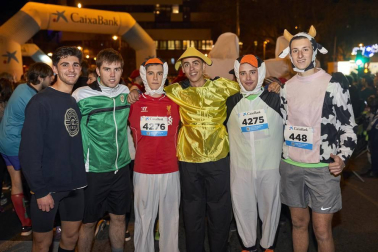 Cerca de 5.000 corredores se animaron a participar la tarde noche del 31 de diciembre en la tradicional carrera de San Silvestre que organiza, desde hace 36 años, el club Beste Iruña por las calles del centro de Pamplona. Ropa deportiva y disfraces se dieron la mano para despedir 2018 de la mejor manera posible.