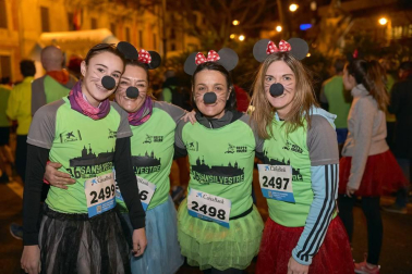 Cerca de 5.000 corredores se animaron a participar la tarde noche del 31 de diciembre en la tradicional carrera de San Silvestre que organiza, desde hace 36 años, el club Beste Iruña por las calles del centro de Pamplona. Ropa deportiva y disfraces se dieron la mano para despedir 2018 de la mejor manera posible.