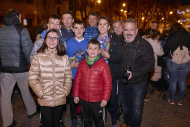 Cerca de 5.000 corredores se animaron a participar la tarde noche del 31 de diciembre en la tradicional carrera de San Silvestre que organiza, desde hace 36 años, el club Beste Iruña por las calles del centro de Pamplona. Ropa deportiva y disfraces se dieron la mano para despedir 2018 de la mejor manera posible.