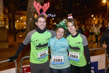Cerca de 5.000 corredores se animaron a participar la tarde noche del 31 de diciembre en la tradicional carrera de San Silvestre que organiza, desde hace 36 años, el club Beste Iruña por las calles del centro de Pamplona. Ropa deportiva y disfraces se dieron la mano para despedir 2018 de la mejor manera posible.