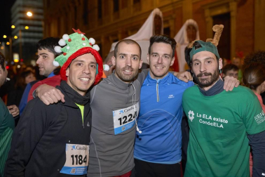 Cerca de 5.000 corredores se animaron a participar la tarde noche del 31 de diciembre en la tradicional carrera de San Silvestre que organiza, desde hace 36 años, el club Beste Iruña por las calles del centro de Pamplona. Ropa deportiva y disfraces se dieron la mano para despedir 2018 de la mejor manera posible.