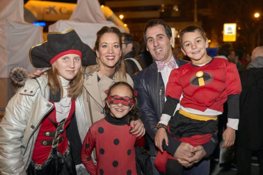 Cerca de 5.000 corredores se animaron a participar la tarde noche del 31 de diciembre en la tradicional carrera de San Silvestre que organiza, desde hace 36 años, el club Beste Iruña por las calles del centro de Pamplona. Ropa deportiva y disfraces se dieron la mano para despedir 2018 de la mejor manera posible.