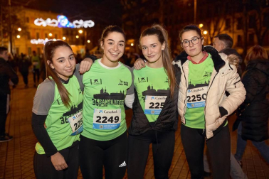 Cerca de 5.000 corredores se animaron a participar la tarde noche del 31 de diciembre en la tradicional carrera de San Silvestre que organiza, desde hace 36 años, el club Beste Iruña por las calles del centro de Pamplona. Ropa deportiva y disfraces se dieron la mano para despedir 2018 de la mejor manera posible.