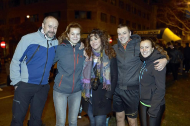 Cerca de 5.000 corredores se animaron a participar la tarde noche del 31 de diciembre en la tradicional carrera de San Silvestre que organiza, desde hace 36 años, el club Beste Iruña por las calles del centro de Pamplona. Ropa deportiva y disfraces se dieron la mano para despedir 2018 de la mejor manera posible.