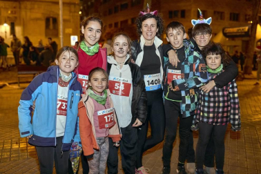 Cerca de 5.000 corredores se animaron a participar la tarde noche del 31 de diciembre en la tradicional carrera de San Silvestre que organiza, desde hace 36 años, el club Beste Iruña por las calles del centro de Pamplona. Ropa deportiva y disfraces se dieron la mano para despedir 2018 de la mejor manera posible.