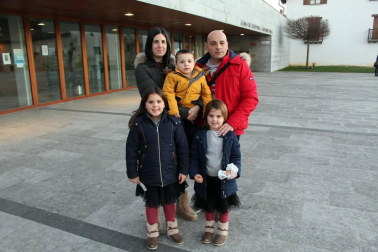 La Casa de Cultura de Aoiz presentó el 30 de diciembre el teatro de títeres 'Namor, el niño pez'. Se trata de un espectáculo familiar basado en la tragedia del niño Aylan Kurdi y, tal y como explican desde el equipo de The Nose Theater, compañía creadora del evento, “de todos los pescaditos que se entregaron al abrazo del mar”.