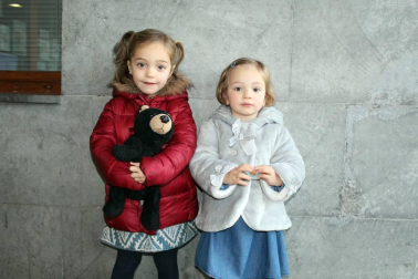 La Casa de Cultura de Aoiz presentó el 30 de diciembre el teatro de títeres 'Namor, el niño pez'. Se trata de un espectáculo familiar basado en la tragedia del niño Aylan Kurdi y, tal y como explican desde el equipo de The Nose Theater, compañía creadora del evento, “de todos los pescaditos que se entregaron al abrazo del mar”.